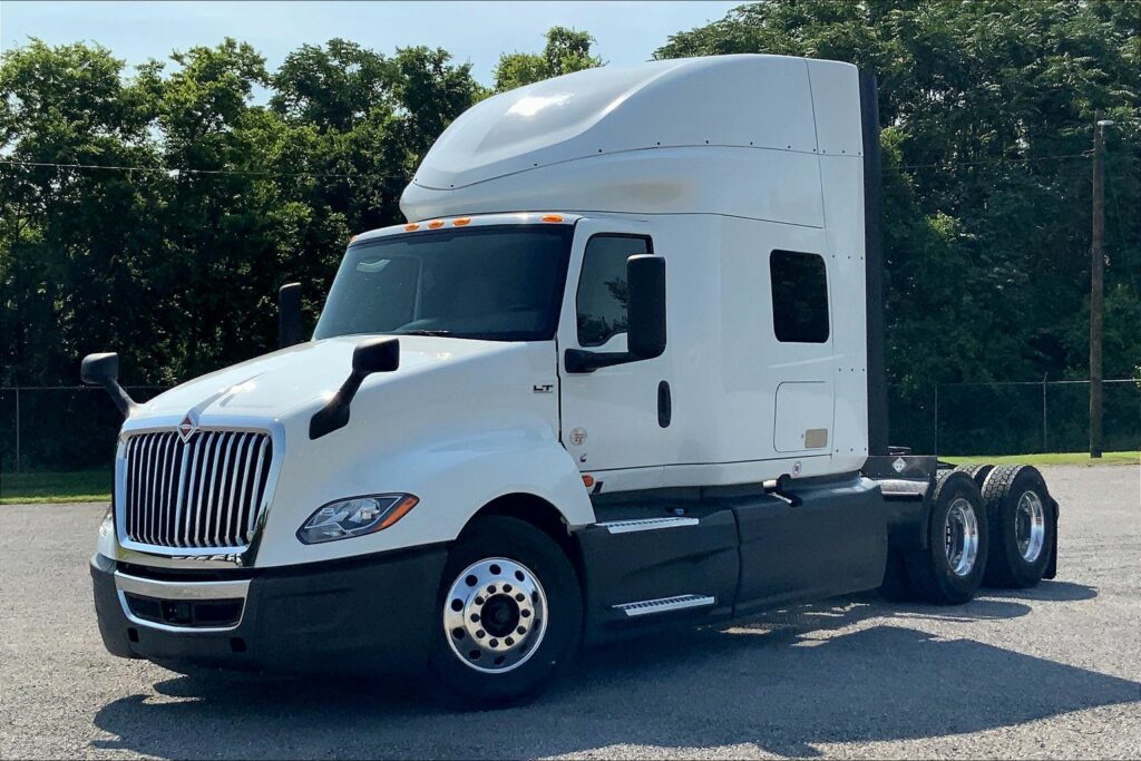 2023 CUM LT625 6X4 Sleeper