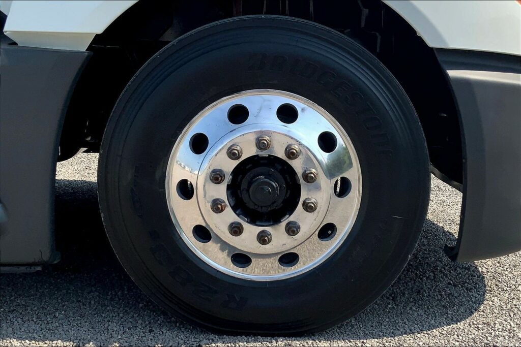 2023 CUM LT625 6X4 Sleeper