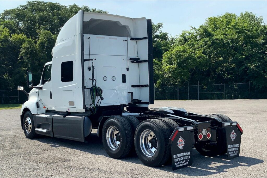 2023 CUM LT625 6X4 Sleeper
