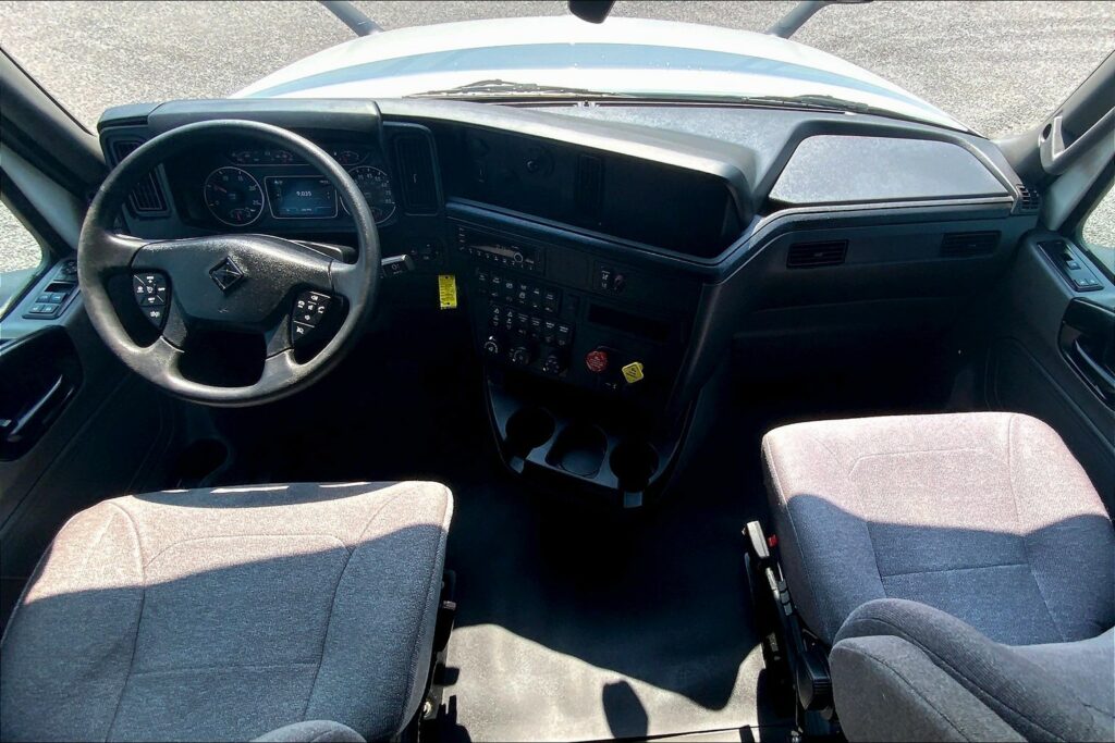 2023 CUM LT625 6X4 Sleeper