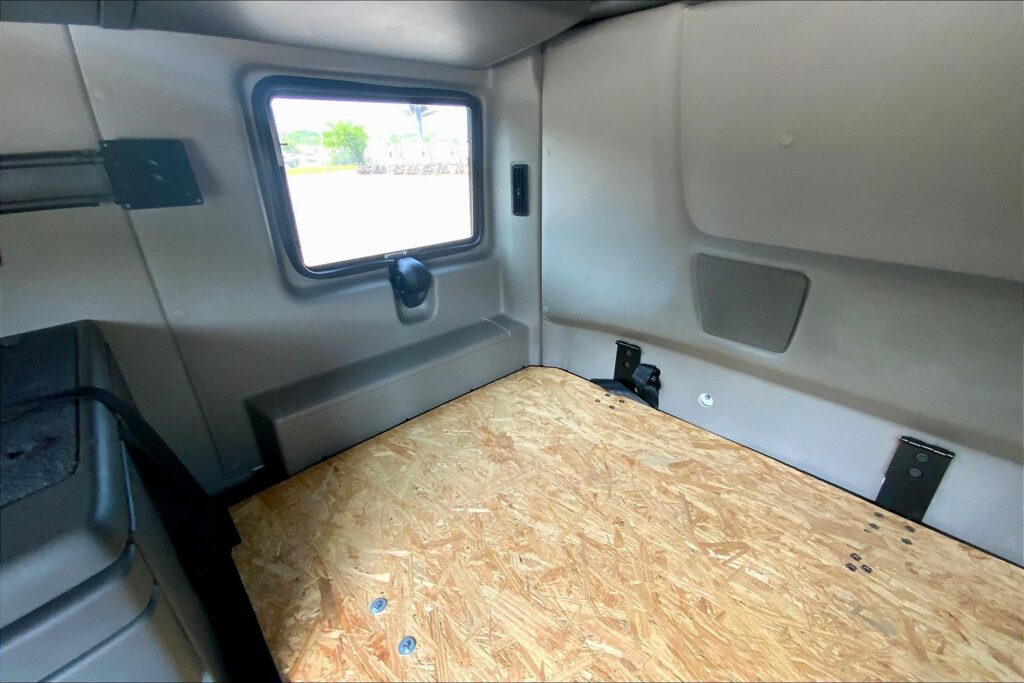 2023 CUM LT625 6X4 Sleeper