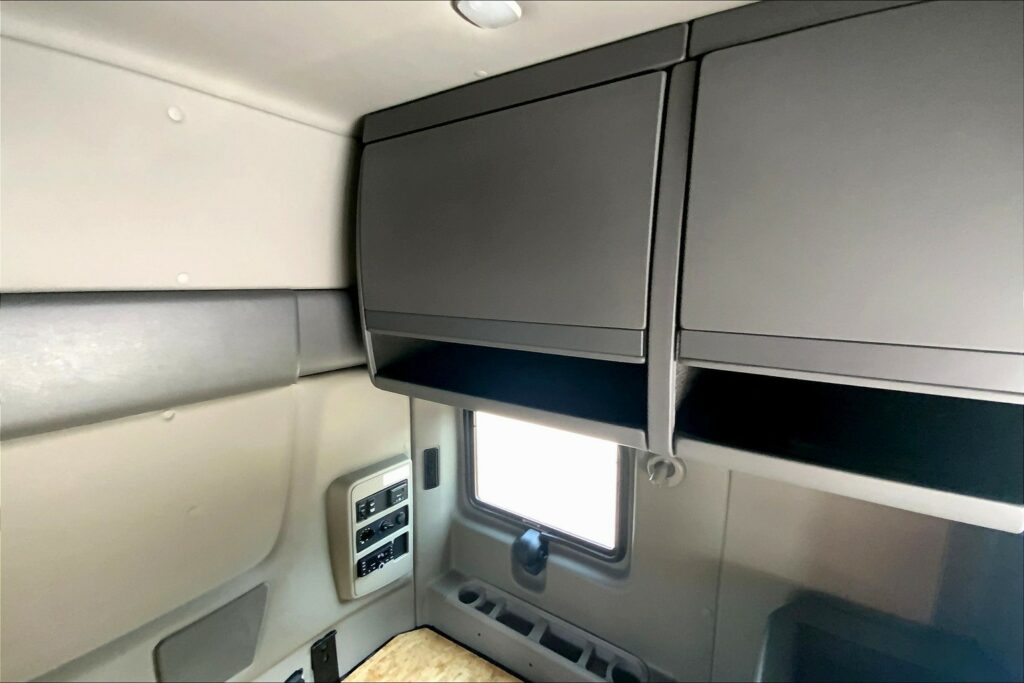 2023 CUM LT625 6X4 Sleeper