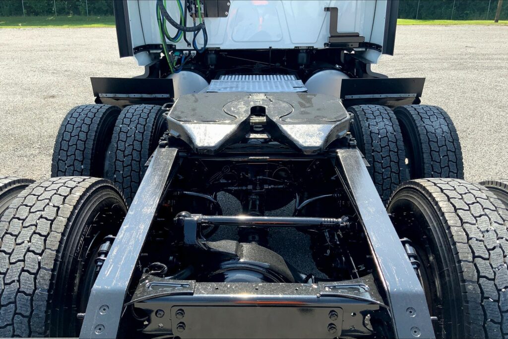 2023 CUM LT625 6X4 Sleeper