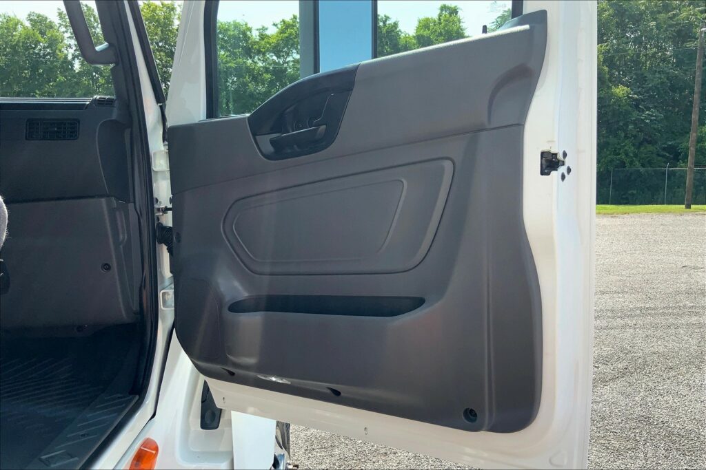 2023 CUM LT625 6X4 Sleeper