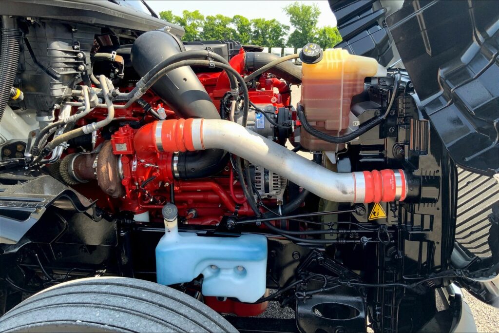 2023 CUM LT625 6X4 Sleeper