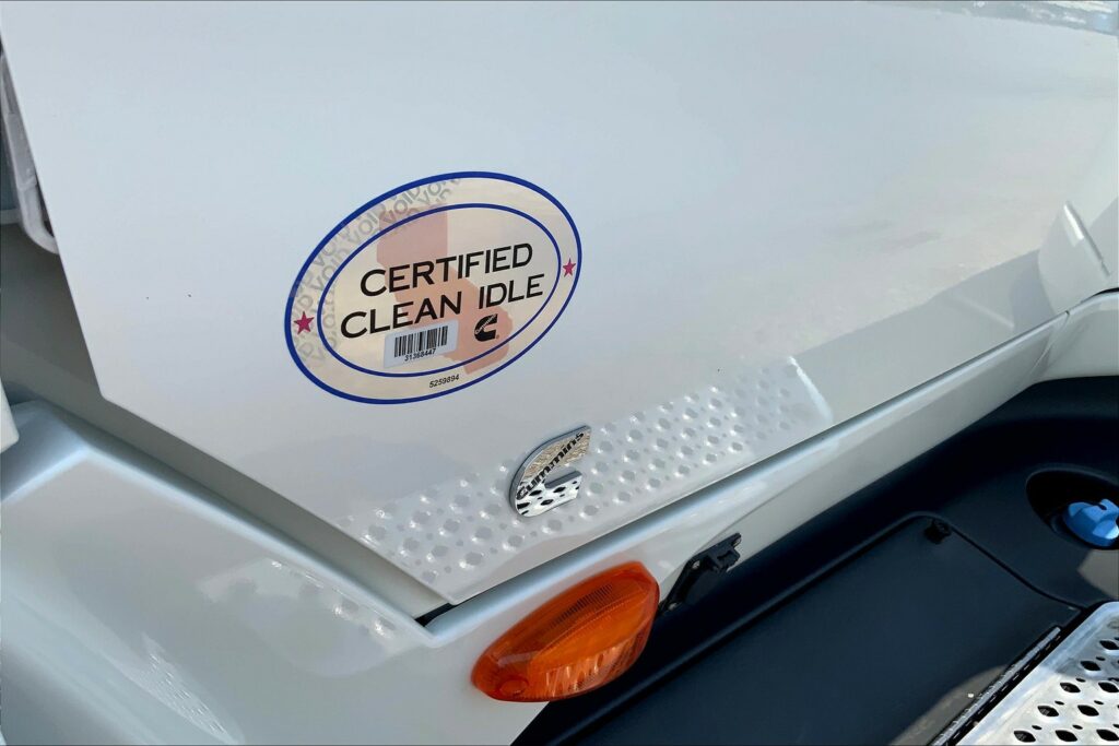 2023 CUM LT625 6X4 Sleeper