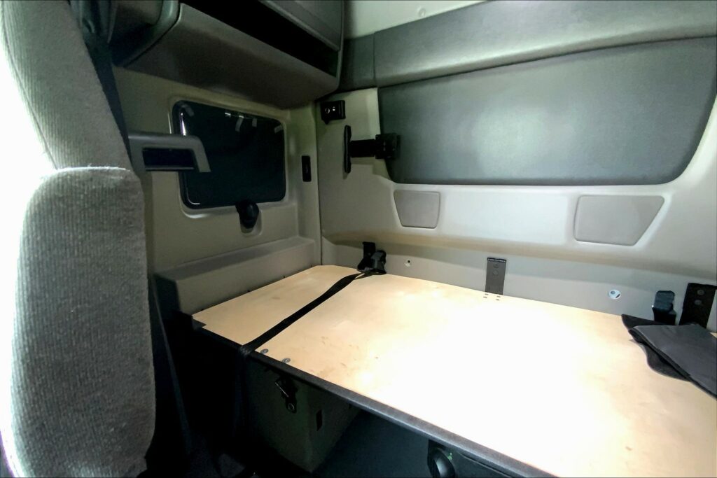 2022 INT LT625 6×4 Sleeper