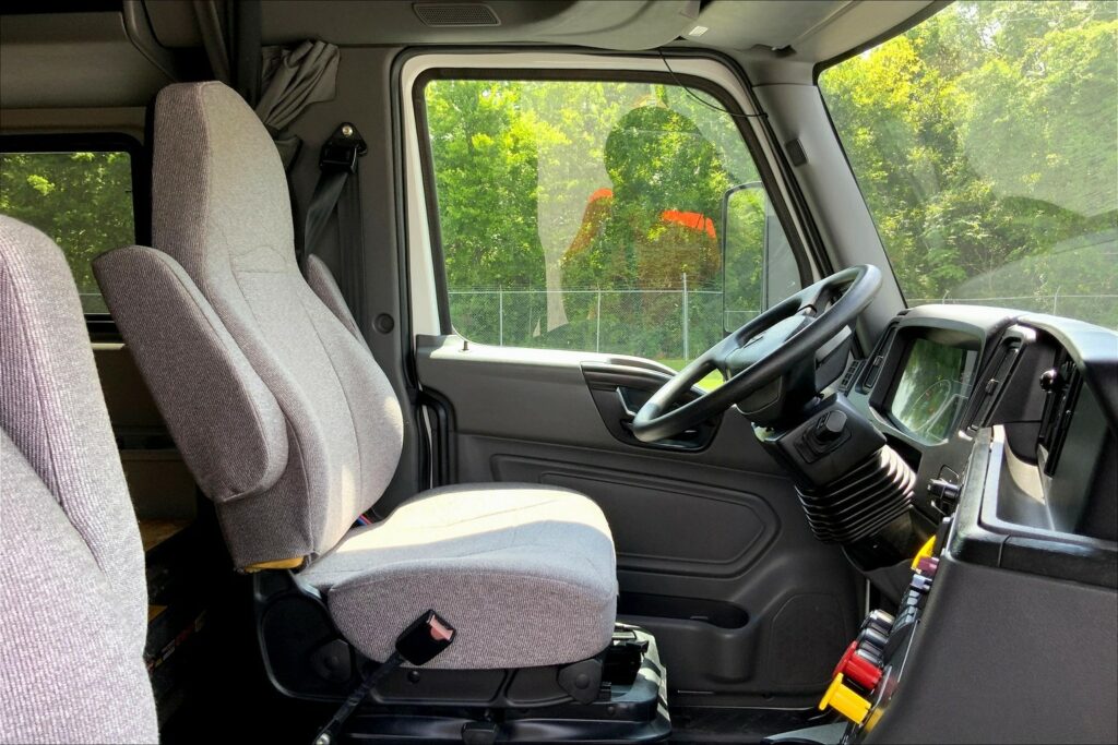 2023 INT LT625 6×4 Sleeper