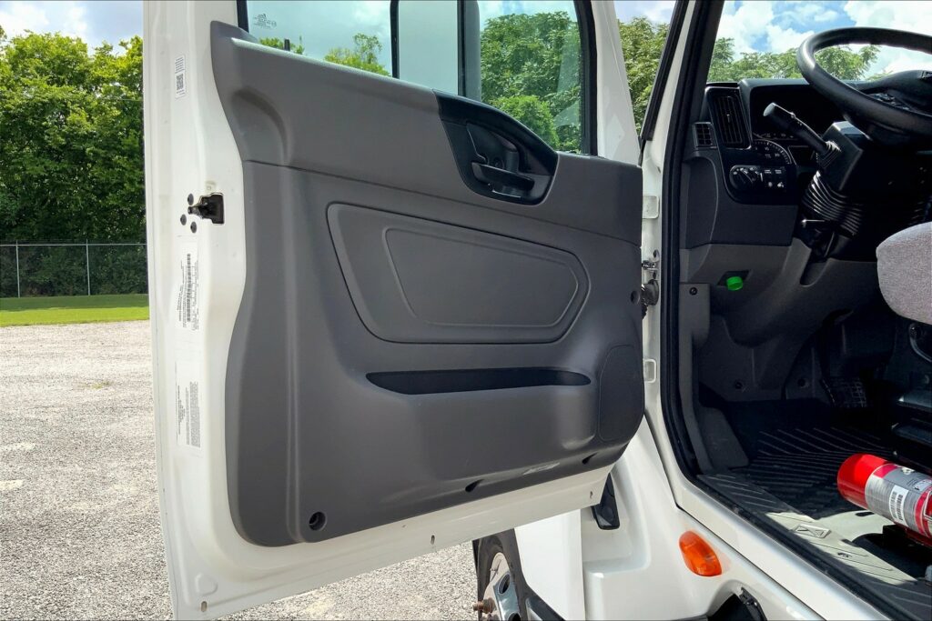 2023 INT LT625 6×4 Sleeper