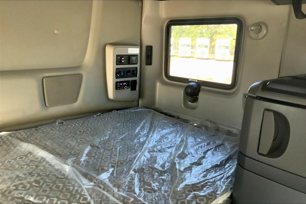 2023 INT LT625 6×4 Sleeper