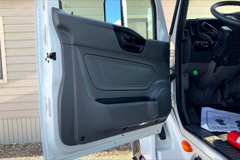 2023 INT LT625 6×4 Sleeper