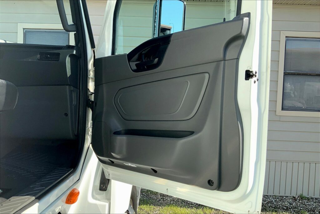 2023 INT LT625 6×4 Sleeper