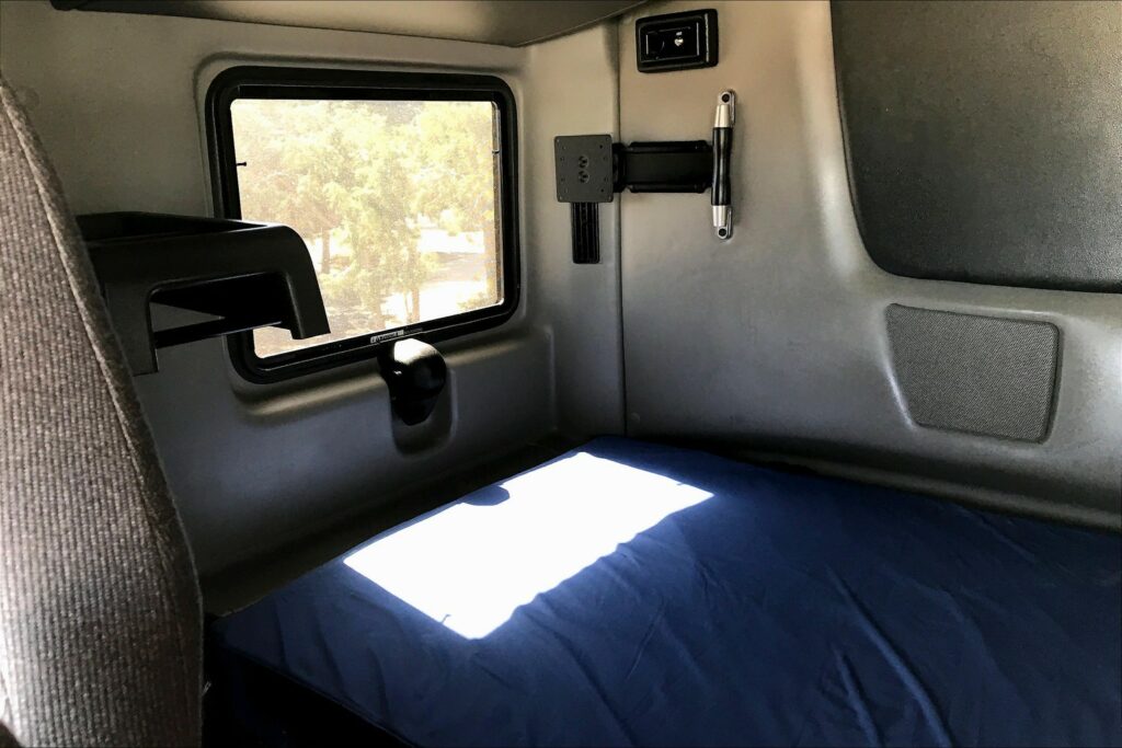 2022 INT LT625 6×4 Sleeper