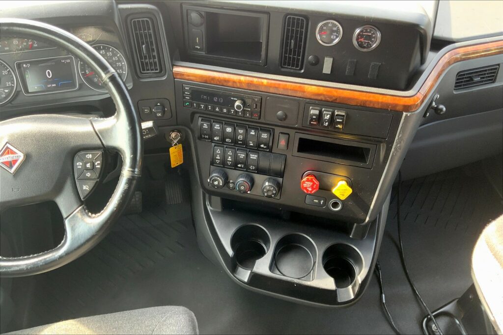 2022 INT LT625 6×4 Sleeper