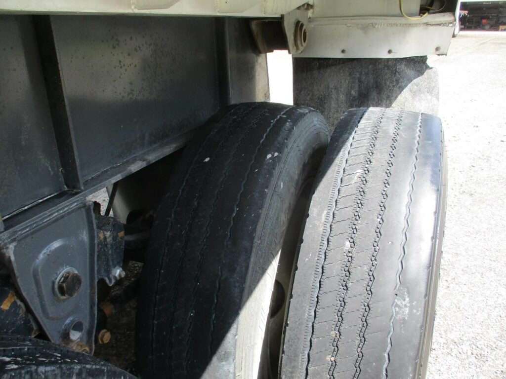 2005 Warren 28 FT TANDEM AXLE FL SPEC