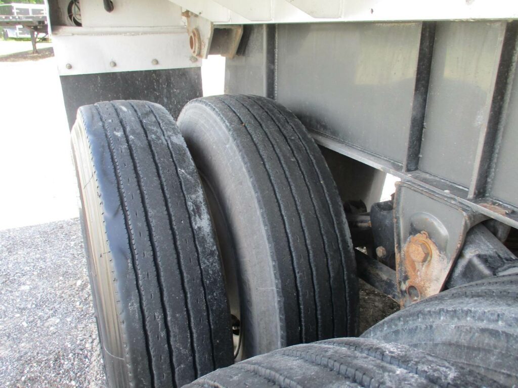 2005 Warren 28 FT TANDEM AXLE FL SPEC