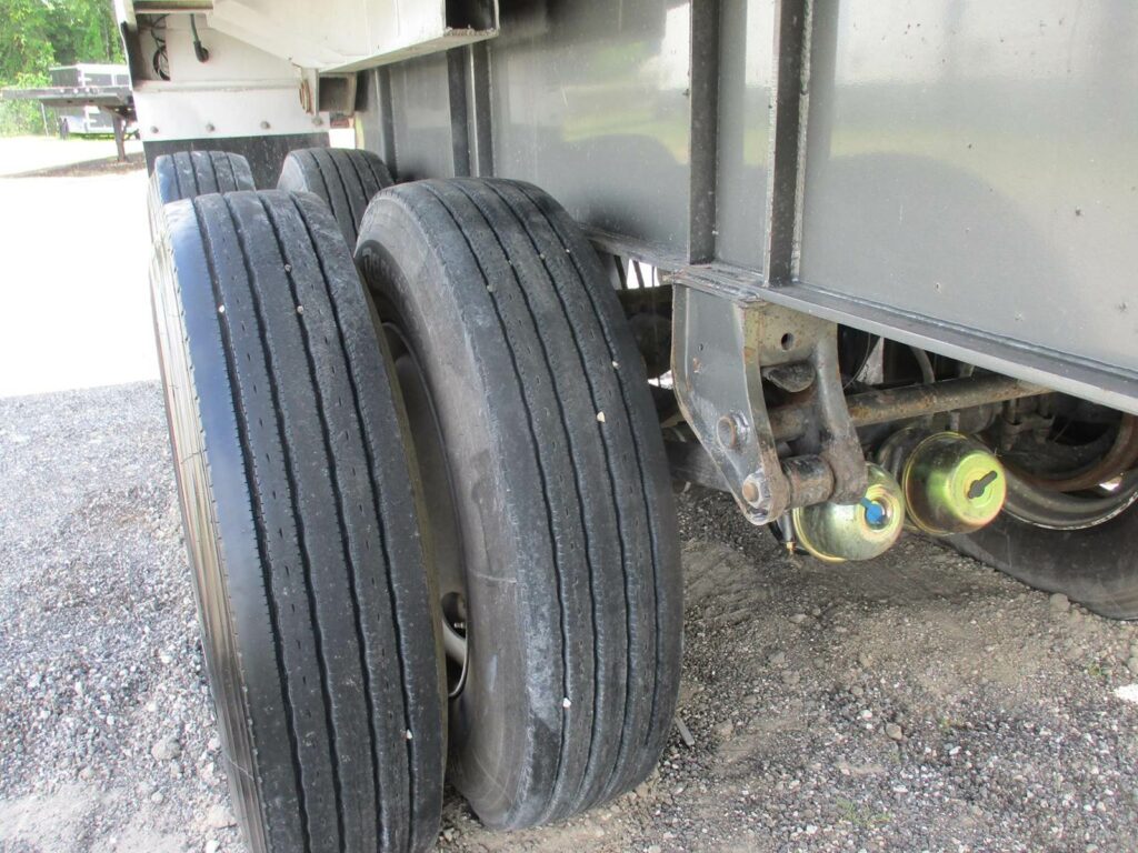 2005 Warren 28 FT TANDEM AXLE FL SPEC