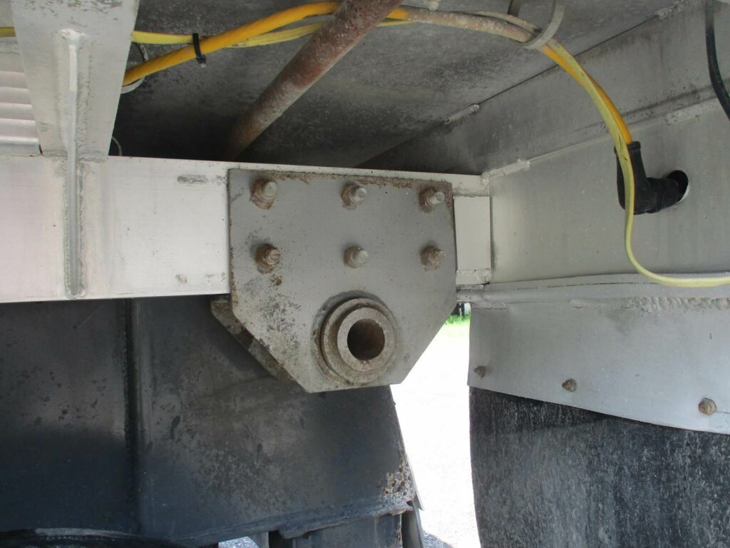 2005 Warren 28 FT TANDEM AXLE FL SPEC