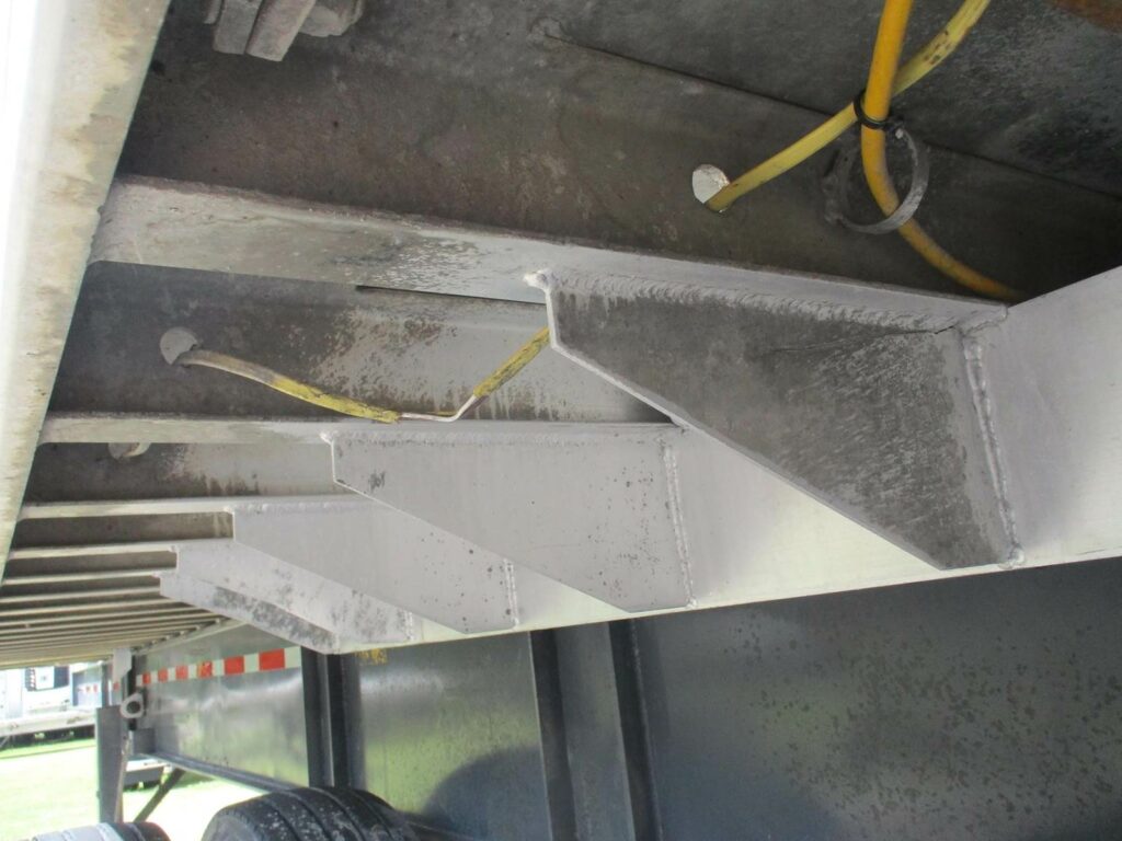 2005 Warren 28 FT TANDEM AXLE FL SPEC