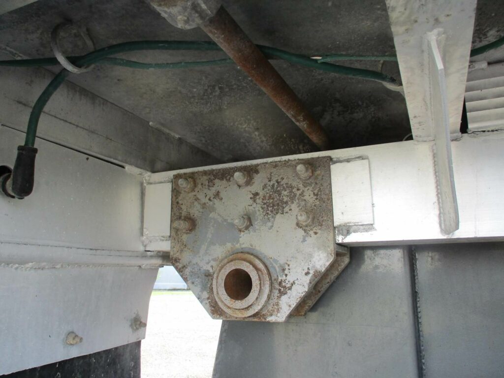 2005 Warren 28 FT TANDEM AXLE FL SPEC