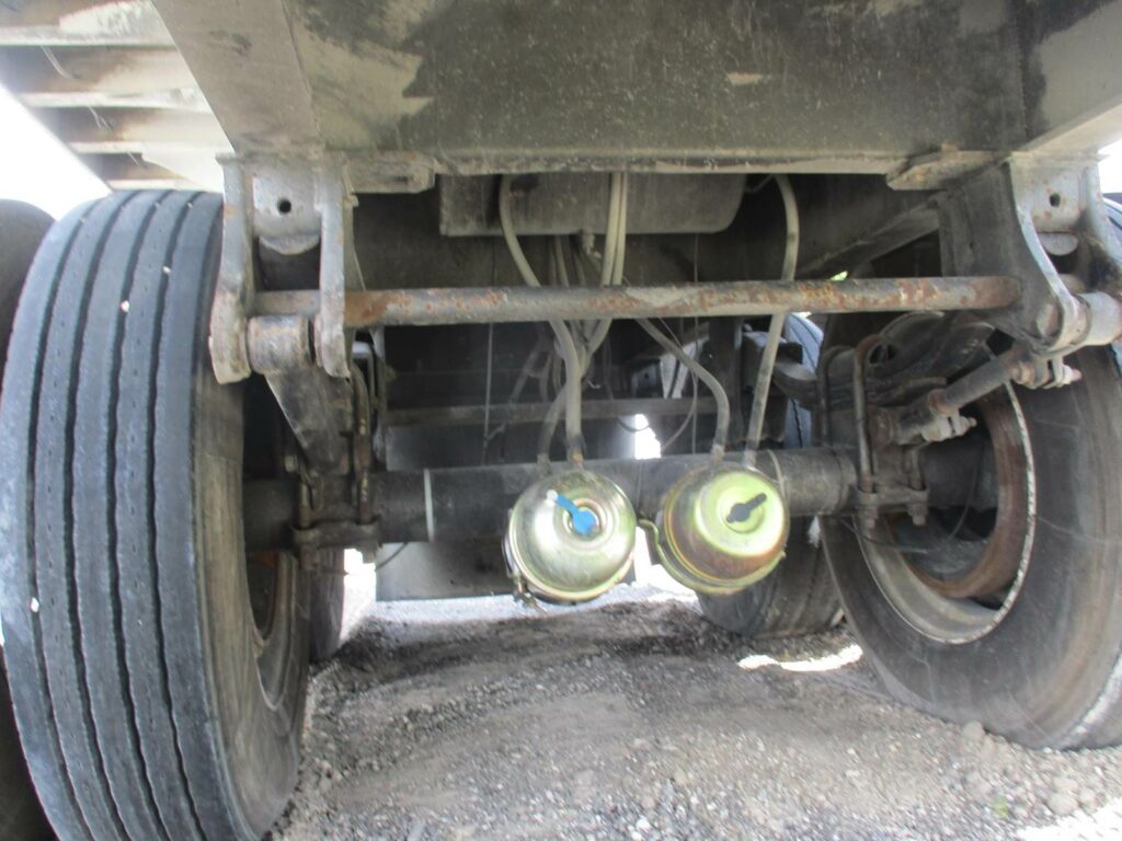 2005 Warren 28 FT TANDEM AXLE FL SPEC