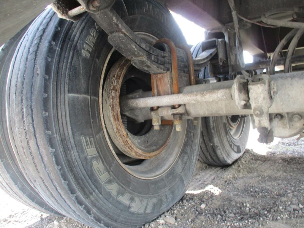 2005 Warren 28 FT TANDEM AXLE FL SPEC