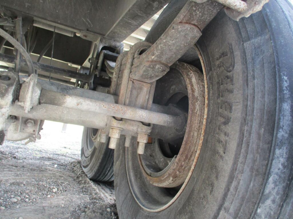 2005 Warren 28 FT TANDEM AXLE FL SPEC