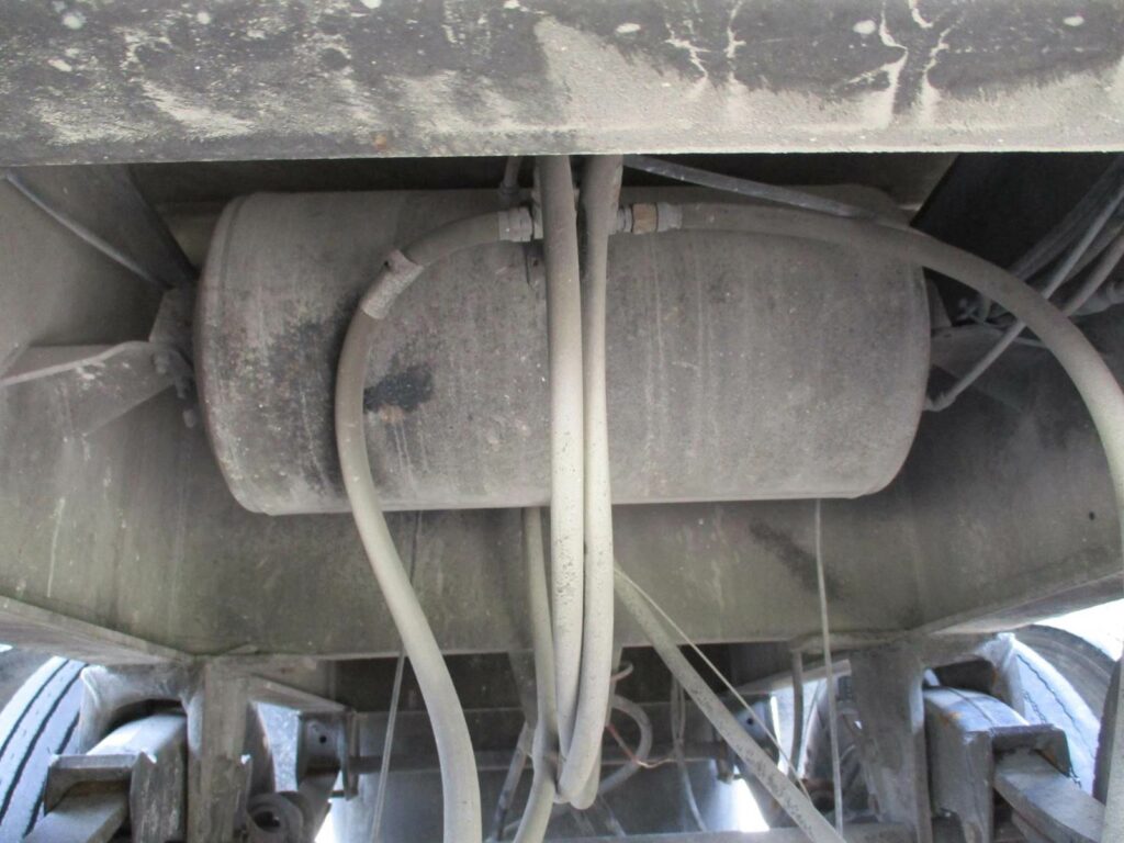 2005 Warren 28 FT TANDEM AXLE FL SPEC