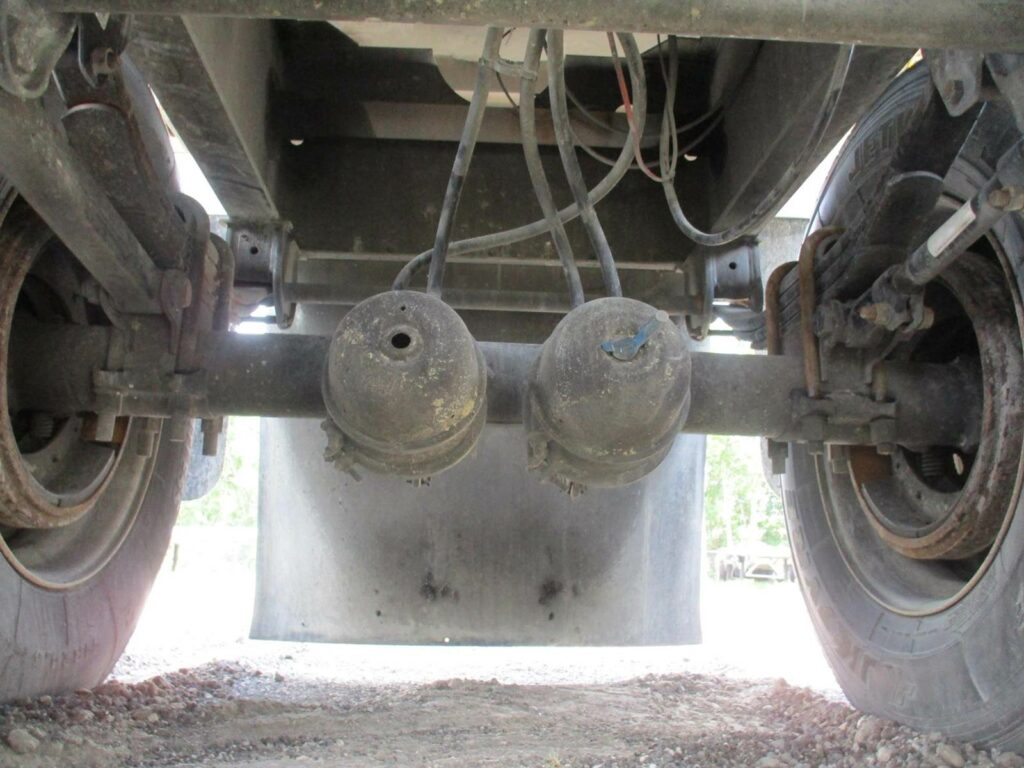 2005 Warren 28 FT TANDEM AXLE FL SPEC