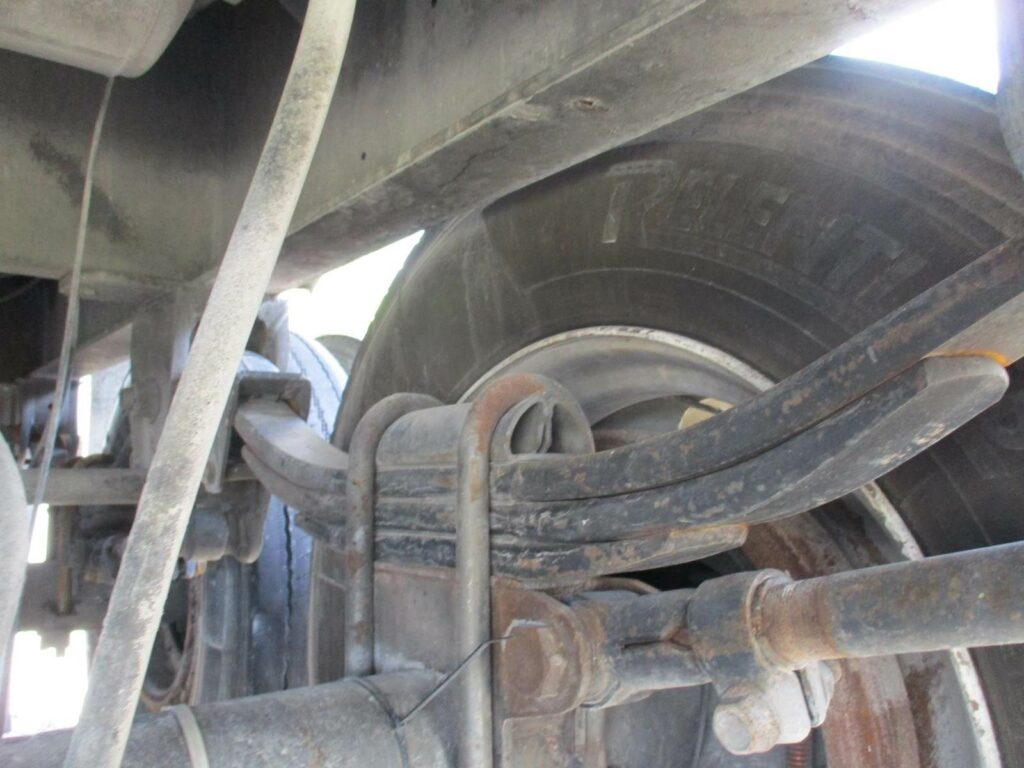 2005 Warren 28 FT TANDEM AXLE FL SPEC