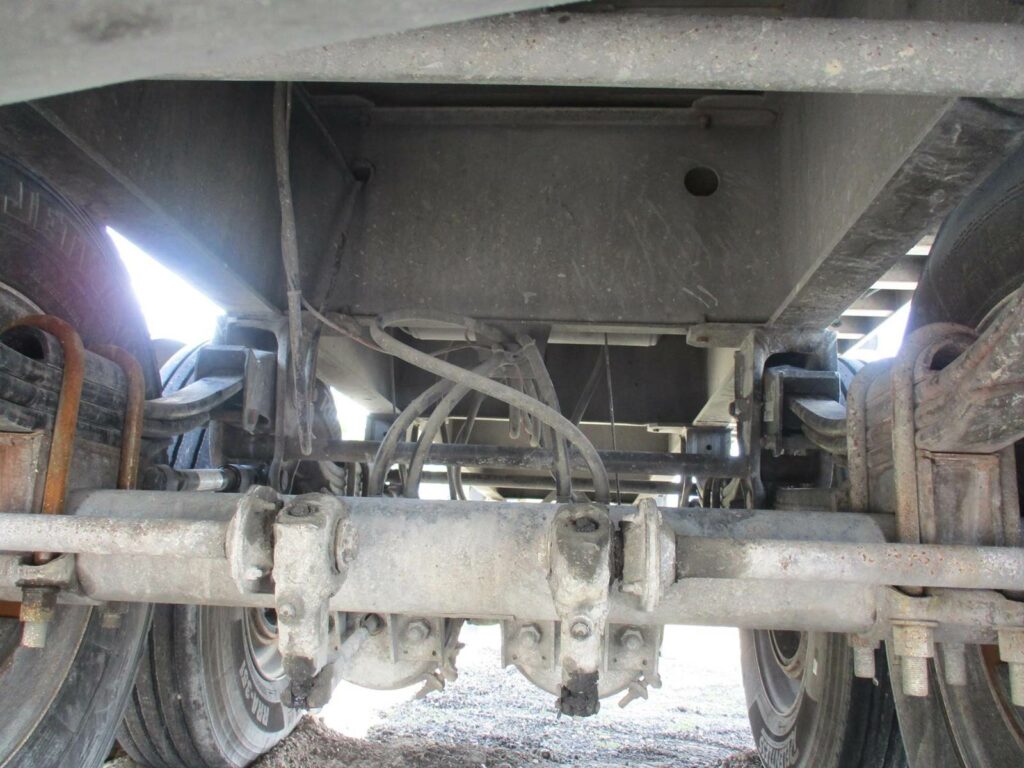 2005 Warren 28 FT TANDEM AXLE FL SPEC