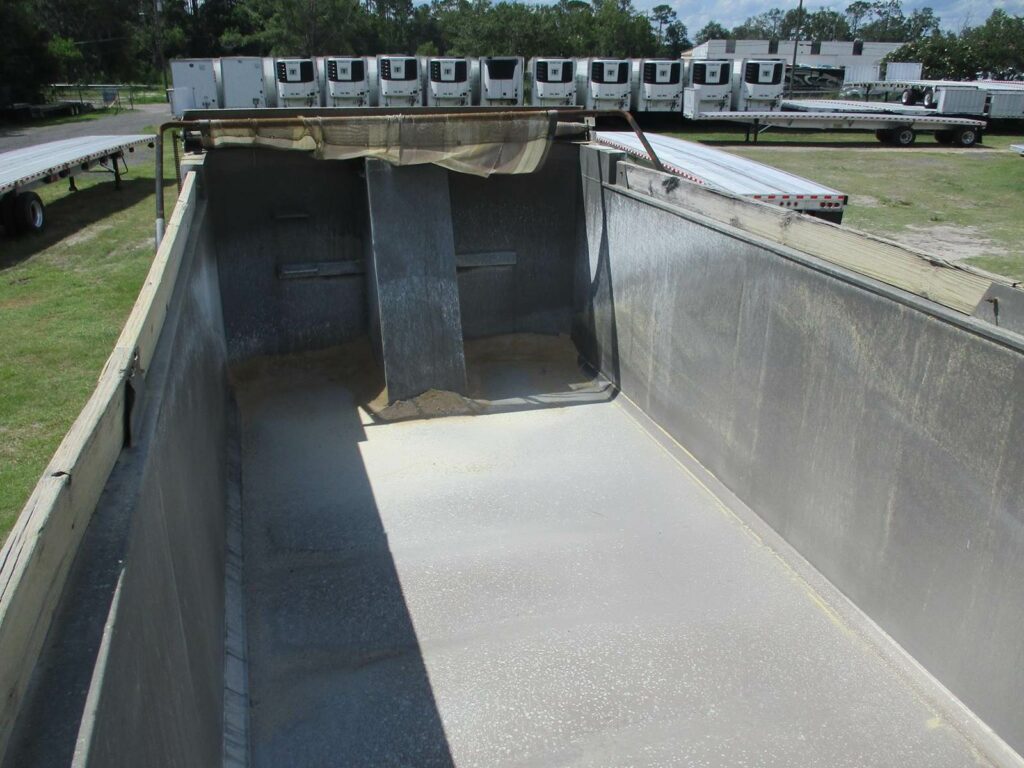 2005 Warren 28 FT TANDEM AXLE FL SPEC