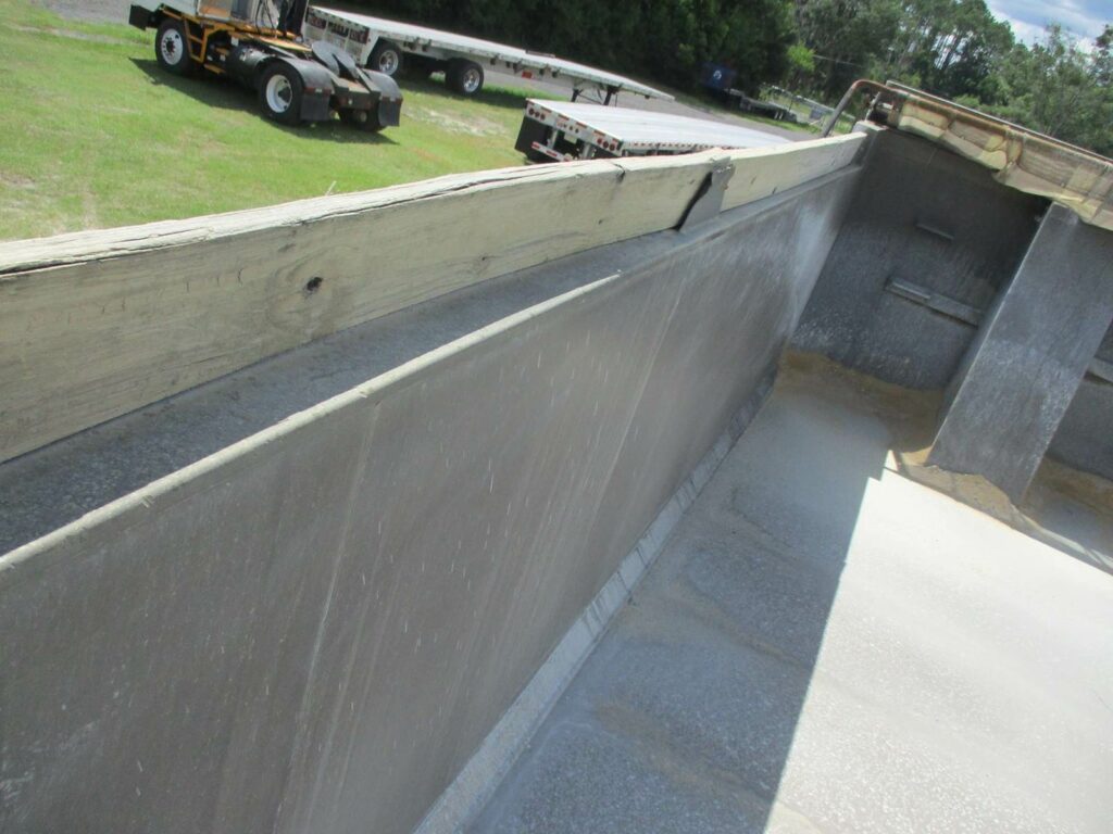 2005 Warren 28 FT TANDEM AXLE FL SPEC