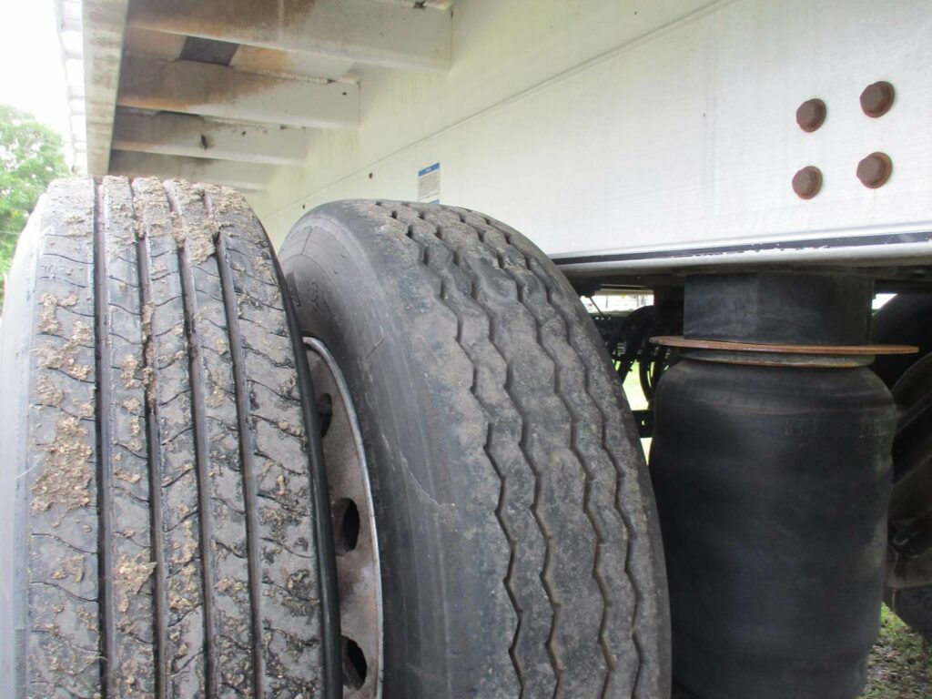 2016 East 48X102 ALUMINUM FLATBED WITH LIFT AXLE