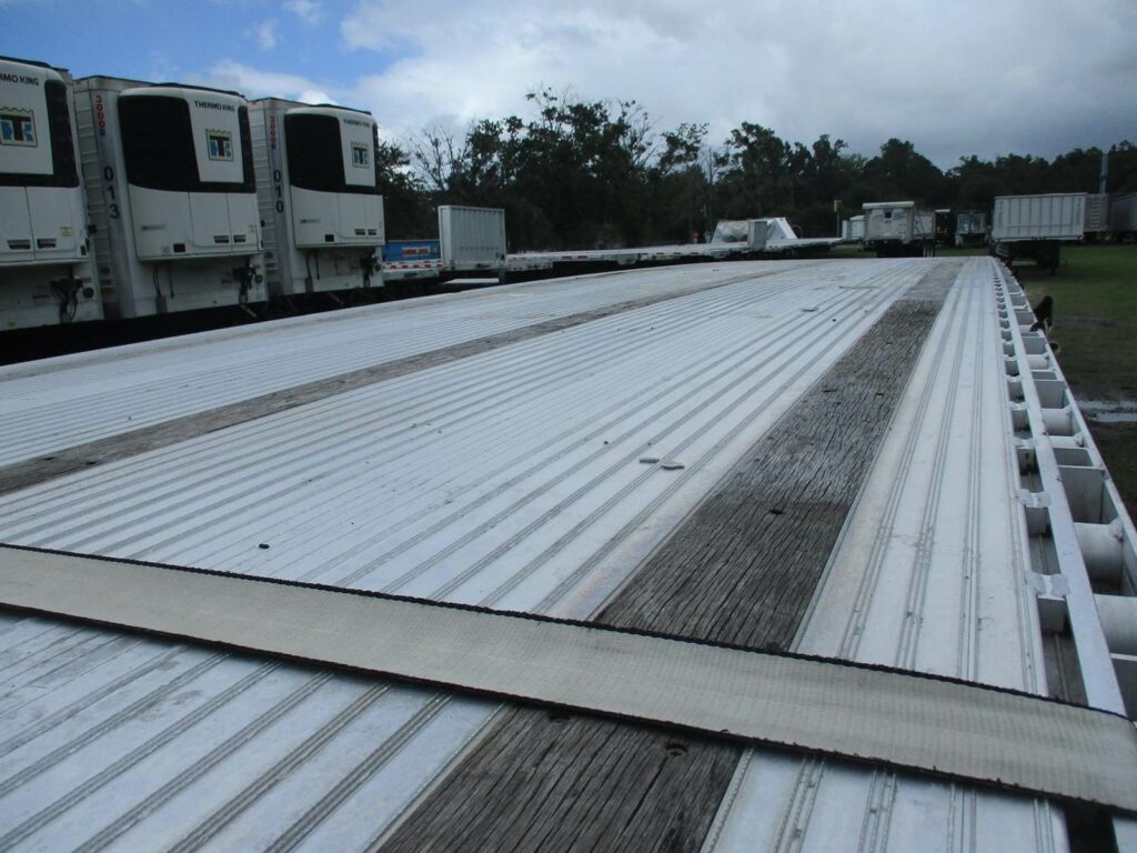 2016 East 48X102 ALUMINUM FLATBED WITH LIFT AXLE