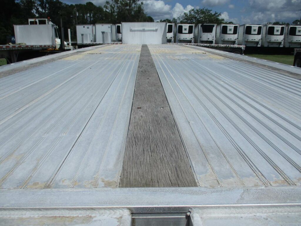 2015 East 48X102 ALUMINUM FLATBED WITH LIFT AXLE