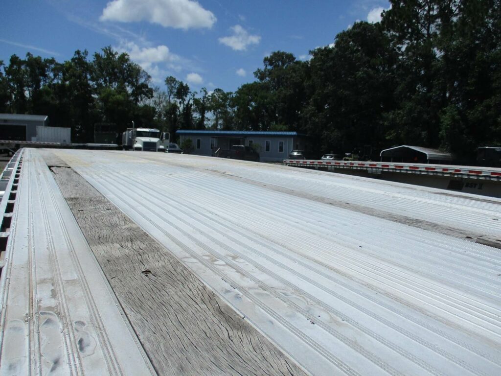 2015 East 48X102 ALUMINUM FLATBED WITH LIFT AXLE