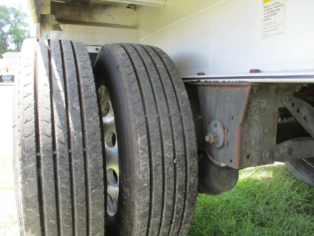 2015 East 48X102 ALUMINUM FLATBED WITH LIFT AXLE