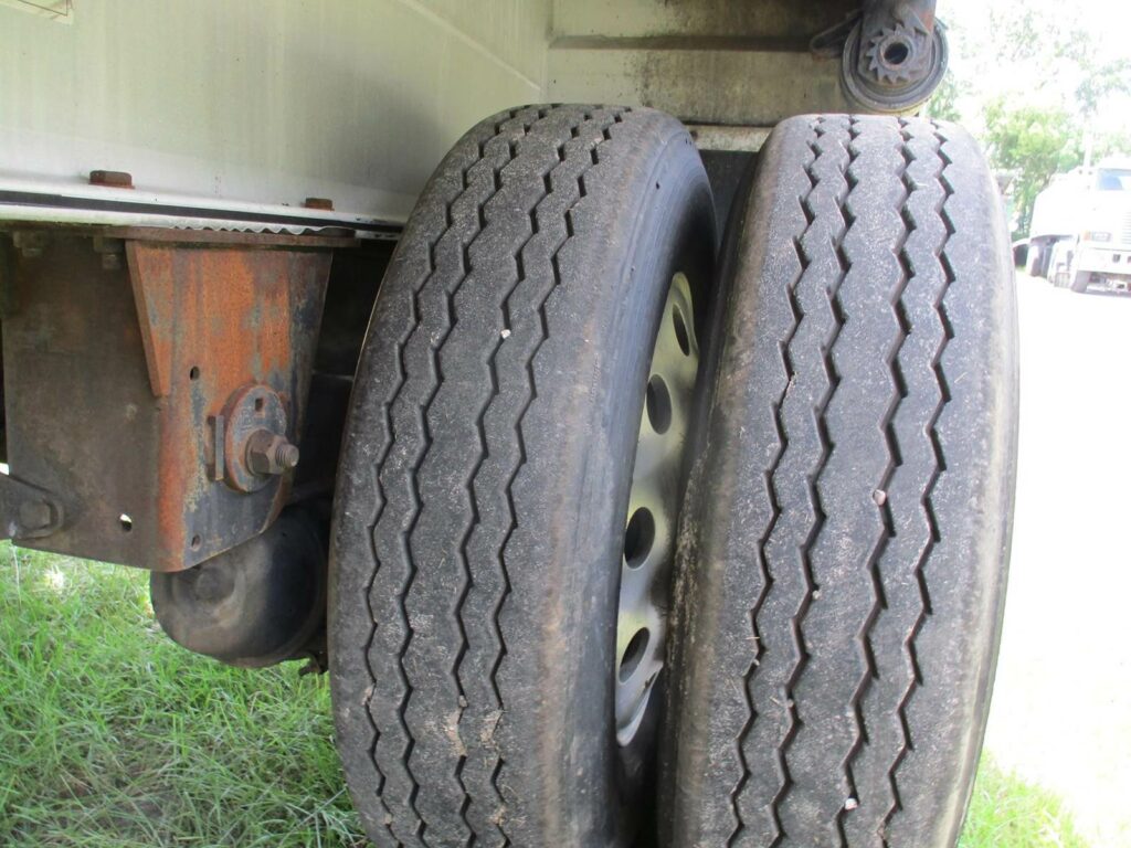 2015 East 48X102 ALUMINUM FLATBED WITH LIFT AXLE