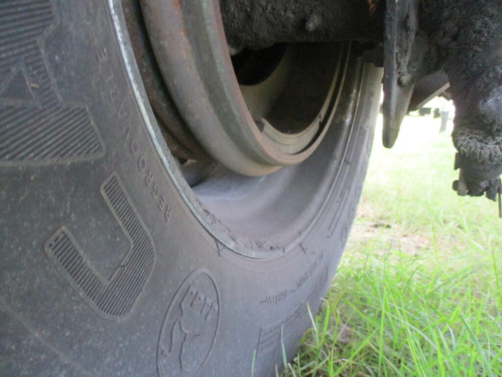 2015 East 48X102 ALUMINUM FLATBED WITH LIFT AXLE