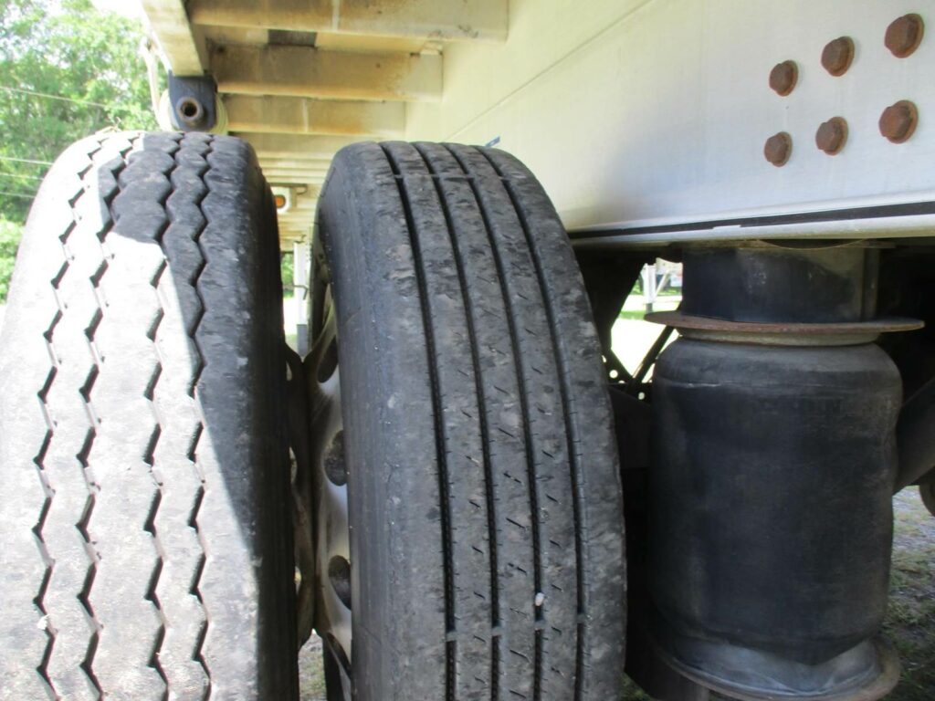 2016 East 48X102 ALUMINUM FLATBED WITH LIFT AXLE