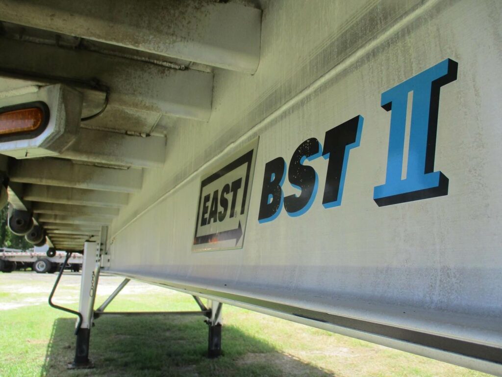 2015 East 48X120 ALUMINUM FLATBED WITH LIFT AXLE