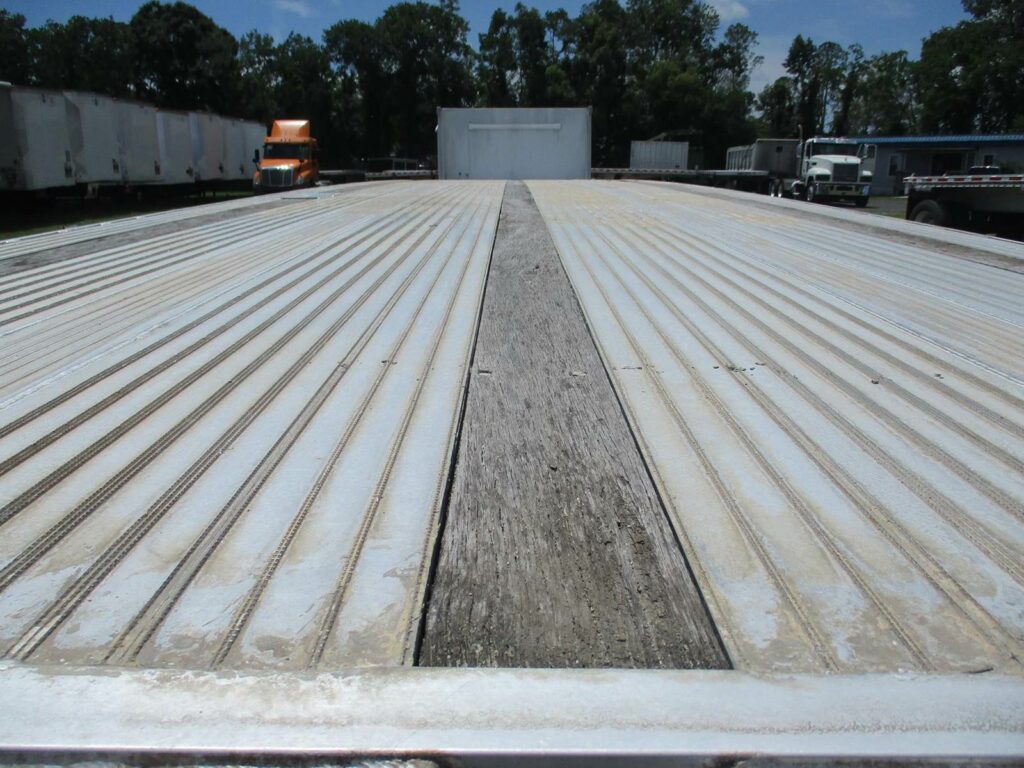 2015 East 48X120 ALUMINUM FLATBED WITH LIFT AXLE