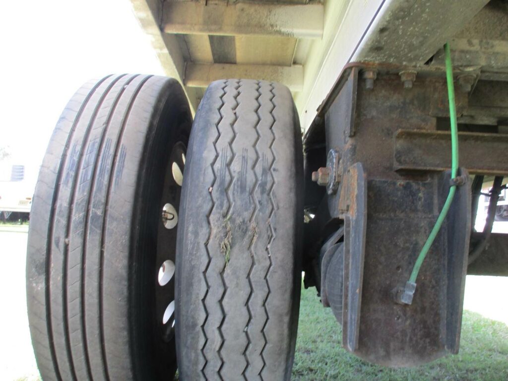 2015 East 48X120 ALUMINUM FLATBED WITH LIFT AXLE