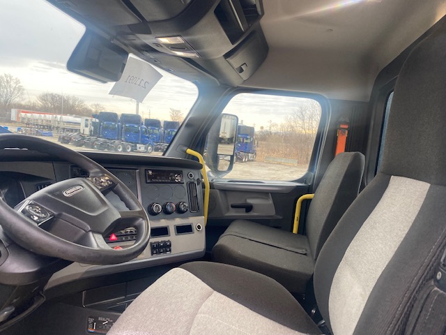 2021 Freightliner Day Cab