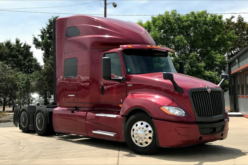 2021 CUM LT625 6×4 Sleeper