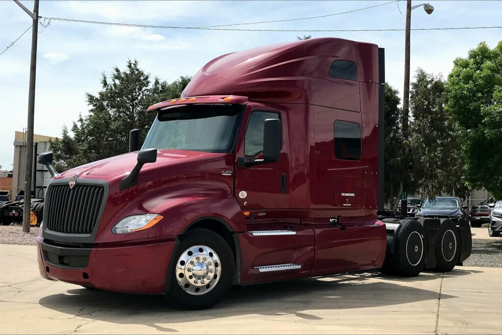 2021 CUM LT625 6×4 Sleeper