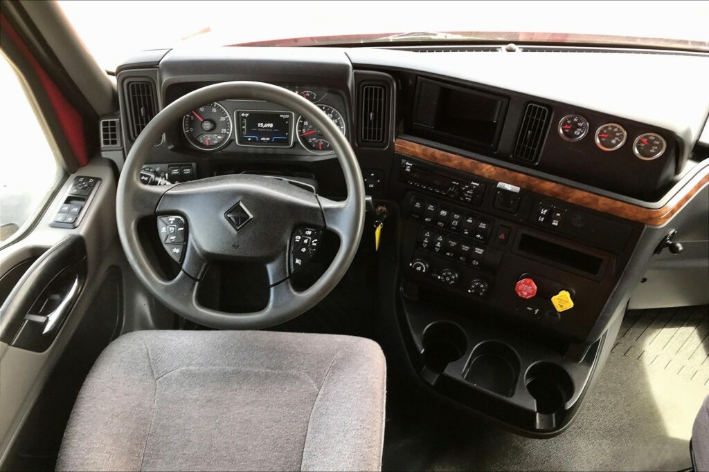 2021 CUM LT625 6×4 Sleeper