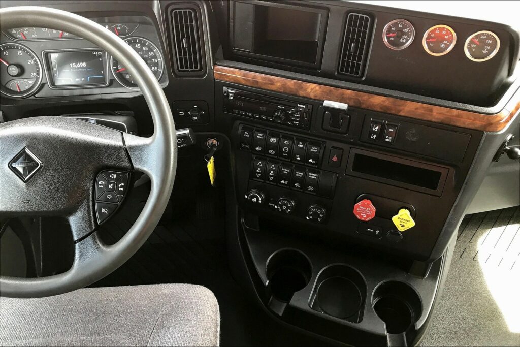 2021 CUM LT625 6×4 Sleeper