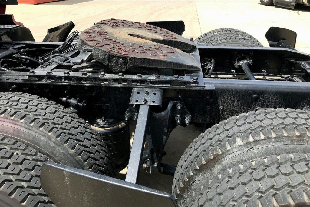 2021 CUM LT625 6×4 Sleeper